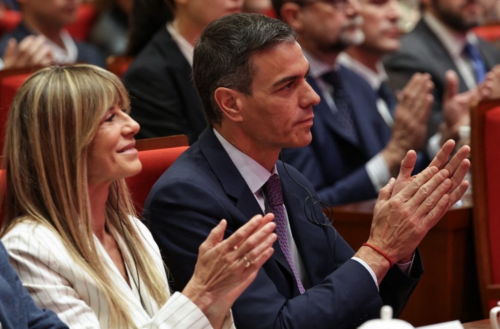 El jefe de gobierno español, Pedro Sánchez, y su esposa, Begoña Gómez, aplauden después de escuchar un discurso en la Universidad Tsinghua en Pekín, el lunes. Sánchez está de visita oficial en China. Gómez ha sido imputada por un juez con cargos de corrupción. ANDRES MARTINEZ CASARES / POOL / AFP