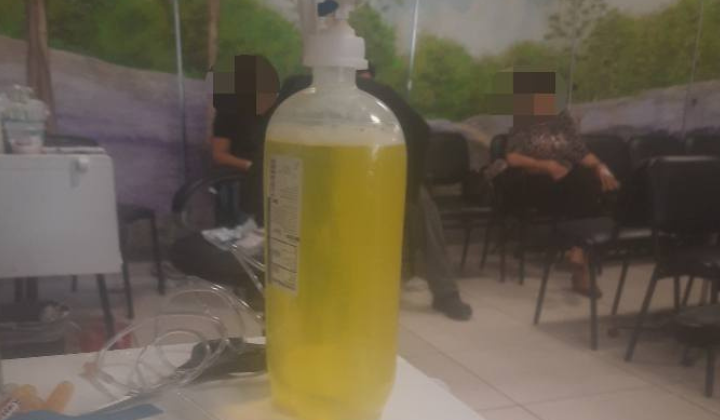 Una imagen de Julio Gaxiola, quien asegura haberse puesto tratamientos en dicha clínica y denuncia las condiciones de insalubridad. Foto: Facebook/Julio Gaxiola