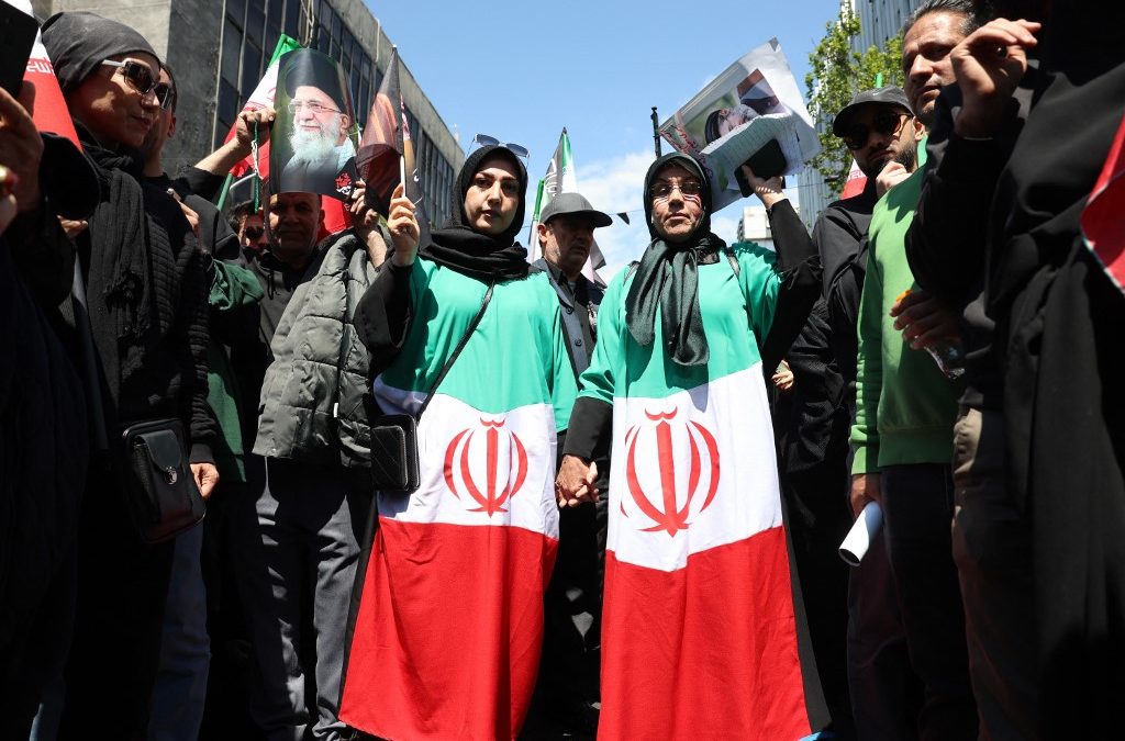 Manifestantes prorégimen sostienen retratos del ayatolá Alí Jamenei, líder supremo asesinado de Irán, y de su hijo y sucesor, Mojtaba Jamenei, durante una marcha en Teherán el 9 de abril de 2026 para conmemorar la muerte de Alí Jamenei tras 40 días de luto. AFP