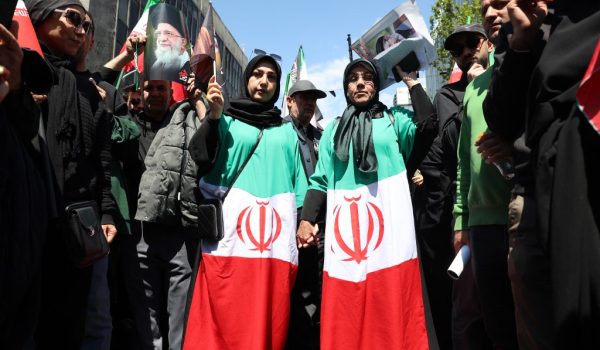 Manifestantes prorégimen sostienen retratos del ayatolá Alí Jamenei, líder supremo asesinado de Irán, y de su hijo y sucesor, Mojtaba Jamenei, durante una marcha en Teherán el 9 de abril de 2026 para conmemorar la muerte de Alí Jamenei tras 40 días de luto. AFP