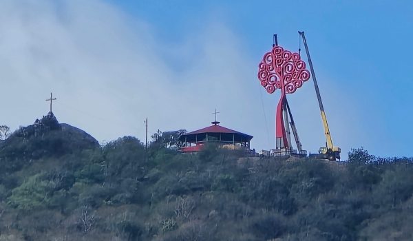 Dictadura orteguista ordena instalar un "árbol de la vida", mejor conocidos como "chayopalo" o "arbolata", junto a la Peña de la Cruz en Jinotega. Foto: Tomada de redes sociales.