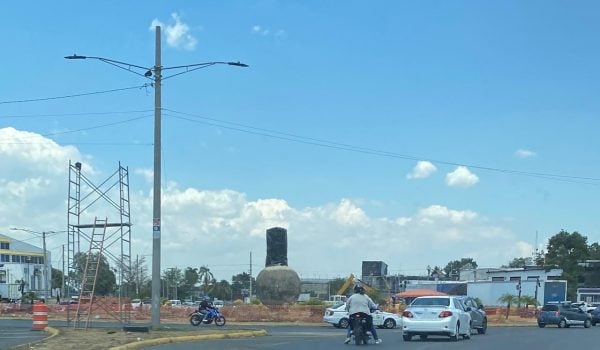 Parte de la escultura Cristo Rey ya fue removida de la rotonda como parte de la ampliación de la Pista Héroes de la Insurrección. FOTO: CORTESIA/LA PRENSA.