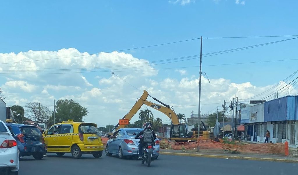 Largas filas por reducción de carriles para circular de la rotonda Cristo Rey hacia el Dorado. Foto: LA PRENSA/CORTESÍA.