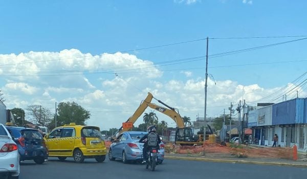 Largas filas por reducción de carriles para circular de la rotonda Cristo Rey hacia el Dorado. Foto: LA PRENSA/CORTESÍA.