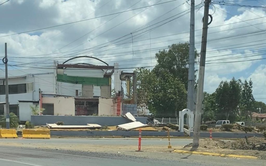 Demuelen parte de la Plaza Caracol como parte de ampliación de la Pista Héroes de la Insurrección. Foto: CORTESÍA/LA PRENSA.