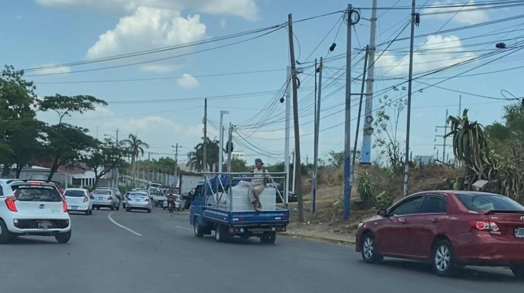 Largas filas de vehículos permanecen entre Enel Central y rotonda El Periodista por reducción de carriles y retiro de semáforos  en el tramo dos de la Pista Héroes de la Insurrección. Foto: CORTESÍA/LAPRENSA