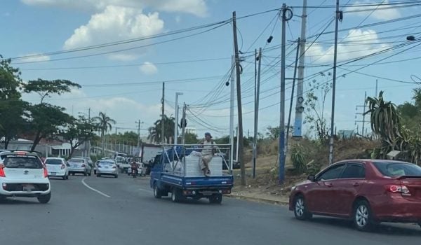 Largas filas de vehículos permanecen entre Enel Central y rotonda El Periodista por reducción de carriles y retiro de semáforos en el tramo dos de la Pista Héroes de la Insurrección. Foto: CORTESÍA/LAPRENSA