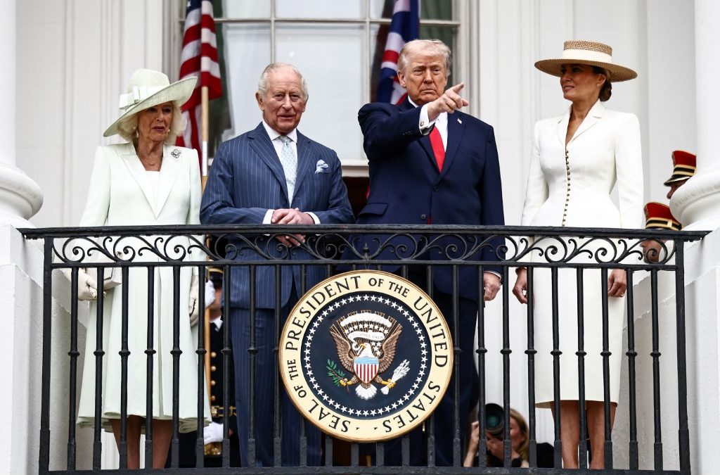 El presidente de Estados Unidos, Donald Trump, la primera dama Melania Trump, el rey Carlos III de Gran Bretaña y la reina Camila observan un sobrevuelo de aviones militares desde el balcón del Salón Azul durante una ceremonia de llegada a la Casa Blanca en Washington, D.C., el 28 de abril de 2026. (Foto de Henry NICHOLLS / POOL / AFP)