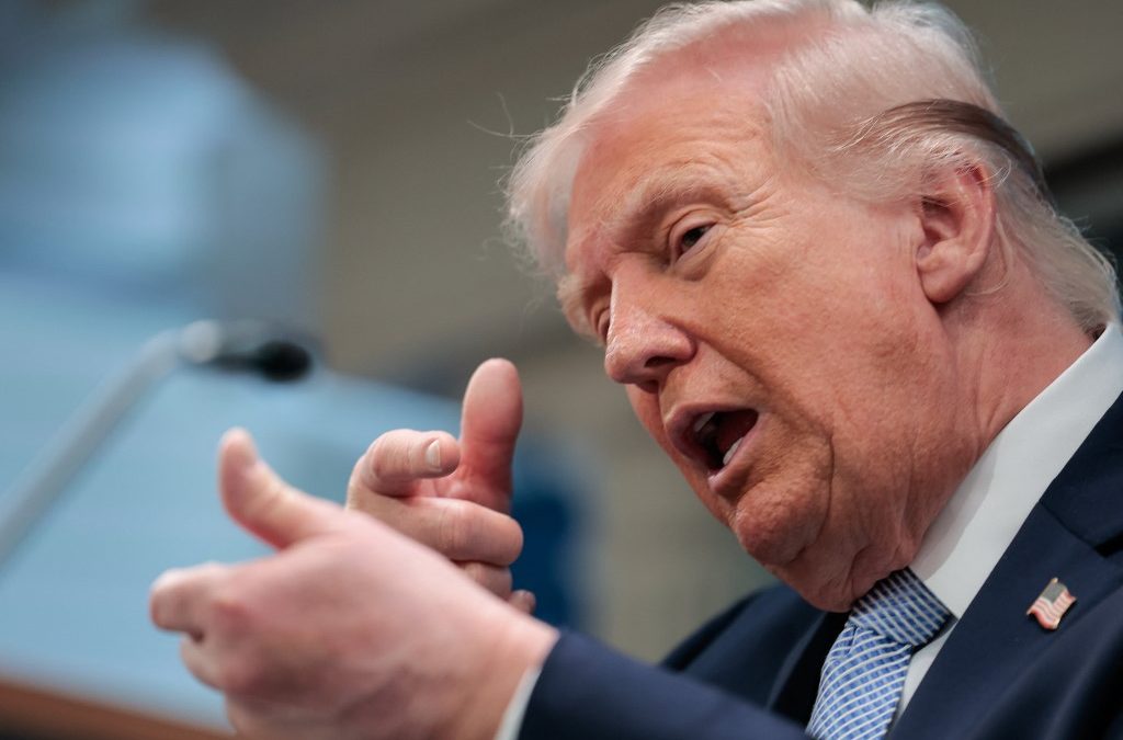 El presidente Donald Trump amenazó con hacer que Irán retorne "a la edad de piedra" con bombardeos si no se alcanza hoy un acuerdo de alto al fuego para las 6 de la tarde, hora de Centroamérica. Kent Nishimura / AFP