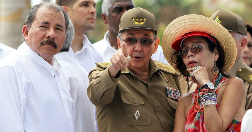 Daniel Ortega y Rosario Murillo junto al dictador cubano Raúl Castro.