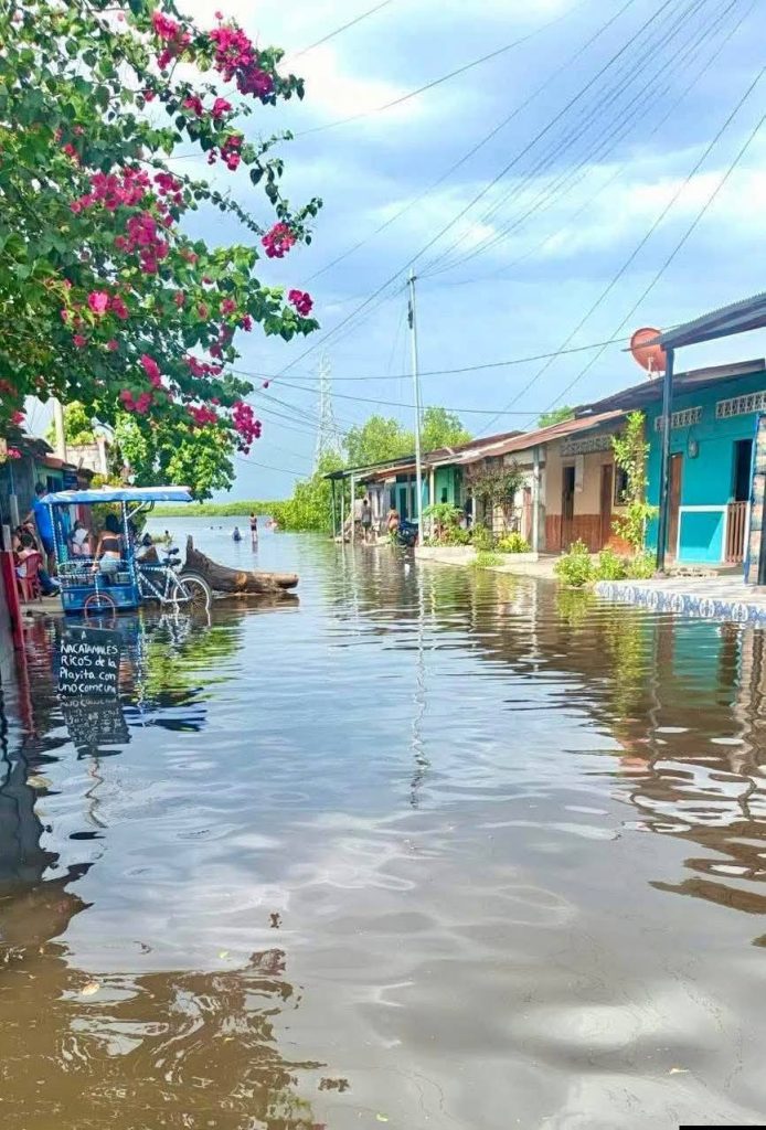 Una calle del barrio Isla del Amor, Corinto, tras crecida de la marea