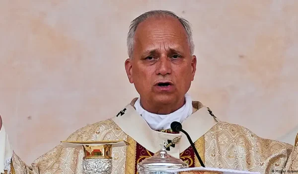 El papa León XIV durante la celebración de una misa en Malabo.Imagen: Misper Apawu/AP Photo/dpa/picture alliance
