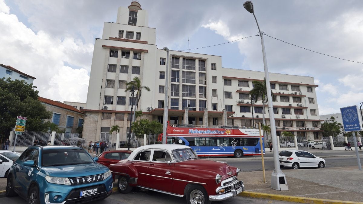 Fotografía de archivo de vehículos que permanecen estacionados frente a la sede del conglomerado empresarial Gaesa en La Habana (Cuba). EFE/ Ernesto Mastrascusa