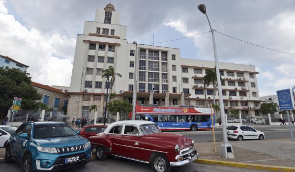 Fotografía de archivo de vehículos que permanecen estacionados frente a la sede del conglomerado empresarial Gaesa en La Habana (Cuba). EFE/ Ernesto Mastrascusa