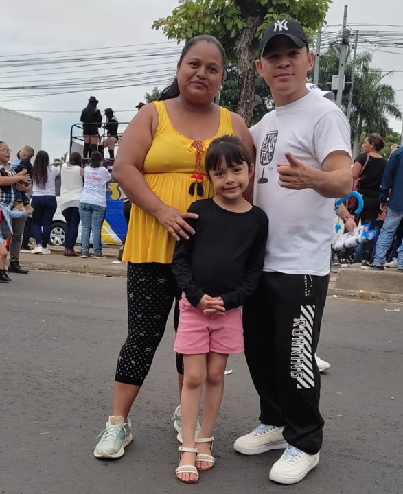La familia completa: Marbely, Aisha y Nelson Luna. LA PRENSA/ CORTESÍA