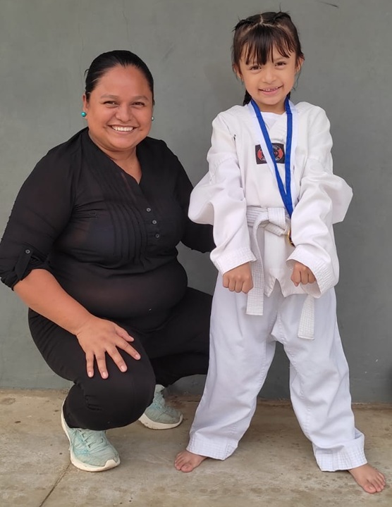 Aisha Luna y su madre, cuando la niña practicaba taekwondo. LA PRENSA/ CORTESÍA