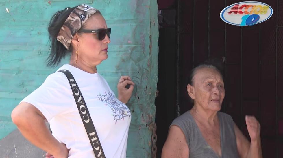 Martha de los Ángeles Fierro (a la izquierda) y su madre Ángela Rosa Obando (a la derecha), brindan entrevista a Canal 10. Foto: Captura a video de Canal 10/facebook.