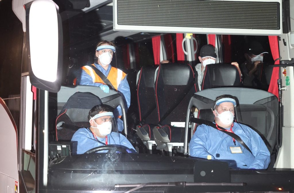Ciudadanos británicos, repatriados tras una prolongada estancia en un crucero afectado por un brote mortal de hantavirus, llegan en autobús al Hospital Arrowe Park en Wirral, noroeste de Inglaterra, el 10 de mayo de 2026. FOTO: AFP/Toby Shepheard