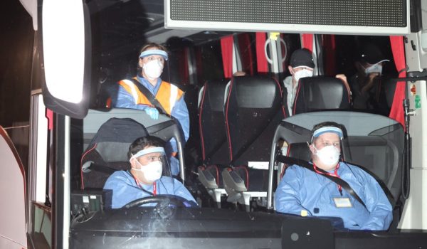 Ciudadanos británicos, repatriados tras una prolongada estancia en un crucero afectado por un brote mortal de hantavirus, llegan en autobús al Hospital Arrowe Park en Wirral, noroeste de Inglaterra, el 10 de mayo de 2026. FOTO: AFP/Toby Shepheard