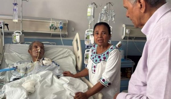 Brooklyn Rivera visitado en el hospital por Nancy Elizabeth Henríquez y Lumberto Campbell. Foto: medios oficialistas.
