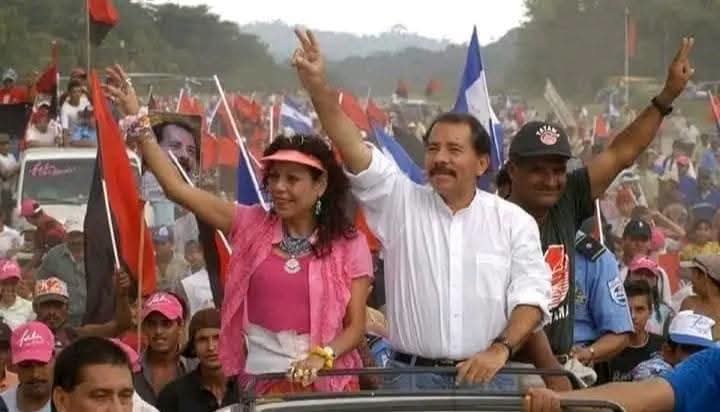 El líder indígena Brooklyn Rivera a la derecha de los dictadores Daniel Ortega y Rosario Murillo. Foto: Tomada de redes sociales.