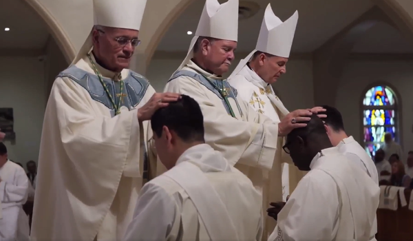 Monseñor Silvio Báez, obispo auxiliar de la Arquidiócesis de Managua, impone las manos en la cabeza del nuevo Padre Christian Mendieta Hernández, durante la Misa de ordenación sacerdotal el 9 de mayo en la Catedral de Santa María.