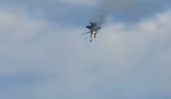 Aviones militares chocan en pleno vuelo durante espectáculo aéreo