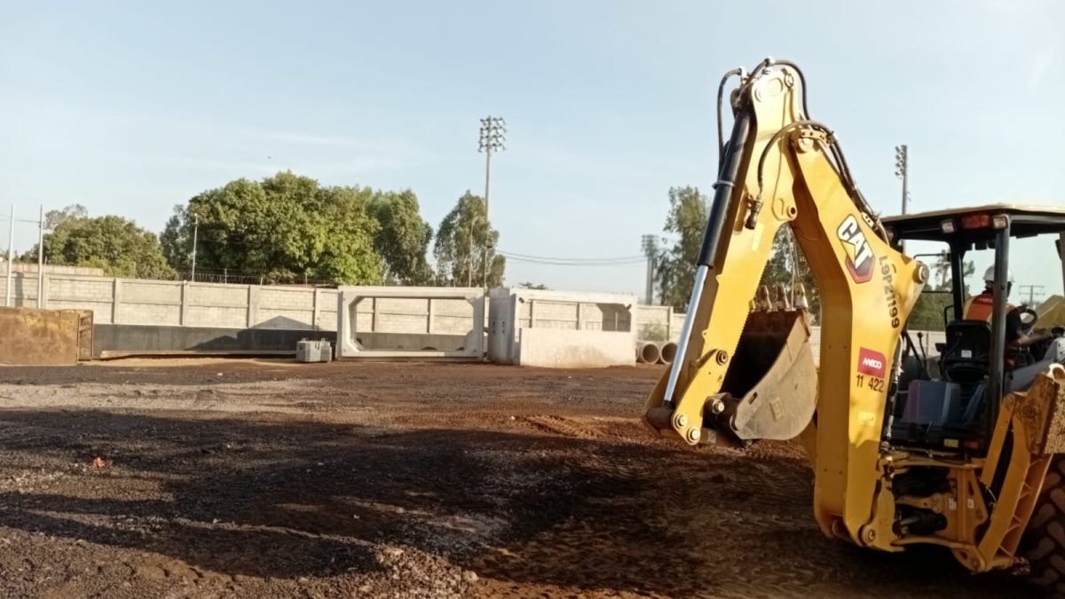 Estas son las enormes cajas de cemento de varias toneladas que ocuparán para enchapar la parte del cauce Jocote Dulce que pasará por debajo de la pista de diez carriles. LA PRENSA
