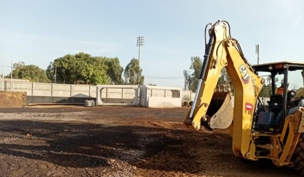 Estas son las enormes cajas de cemento de varias toneladas que ocuparán para enchapar la parte del cauce Jocote Dulce que pasará por debajo de la pista de diez carriles. LA PRENSA