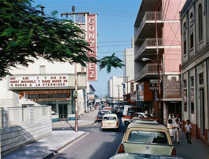 Una escena de 1963 de la vieja Managua, en la intersección entre la Avenida Bolívar y la calle Momotombo, donde estaba el cine o teatro González. LA PRENSA/ CORTESÍA