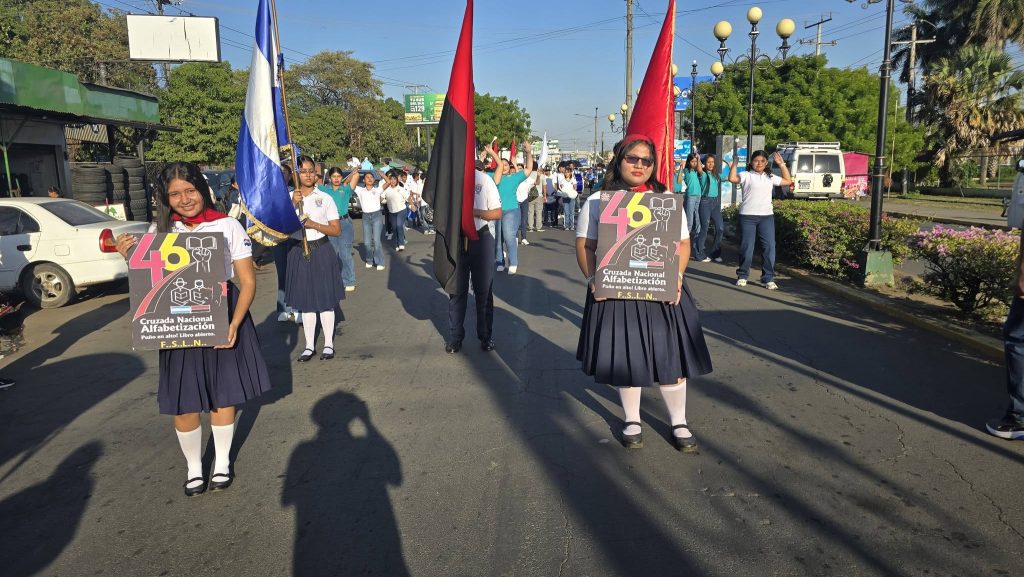 Estudiantes del Colegio Ruben Darío en caminata por aniversario de la alfabetización