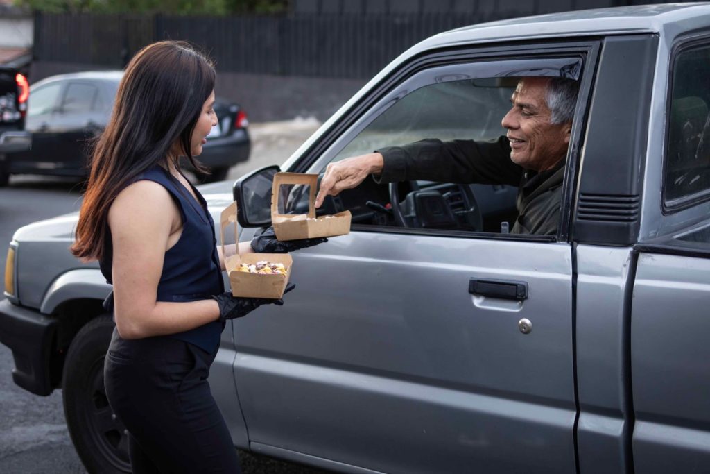 Cristel Rocío lleva el dulce sabor de Donuts Rouse hasta un semáforo en Heredia