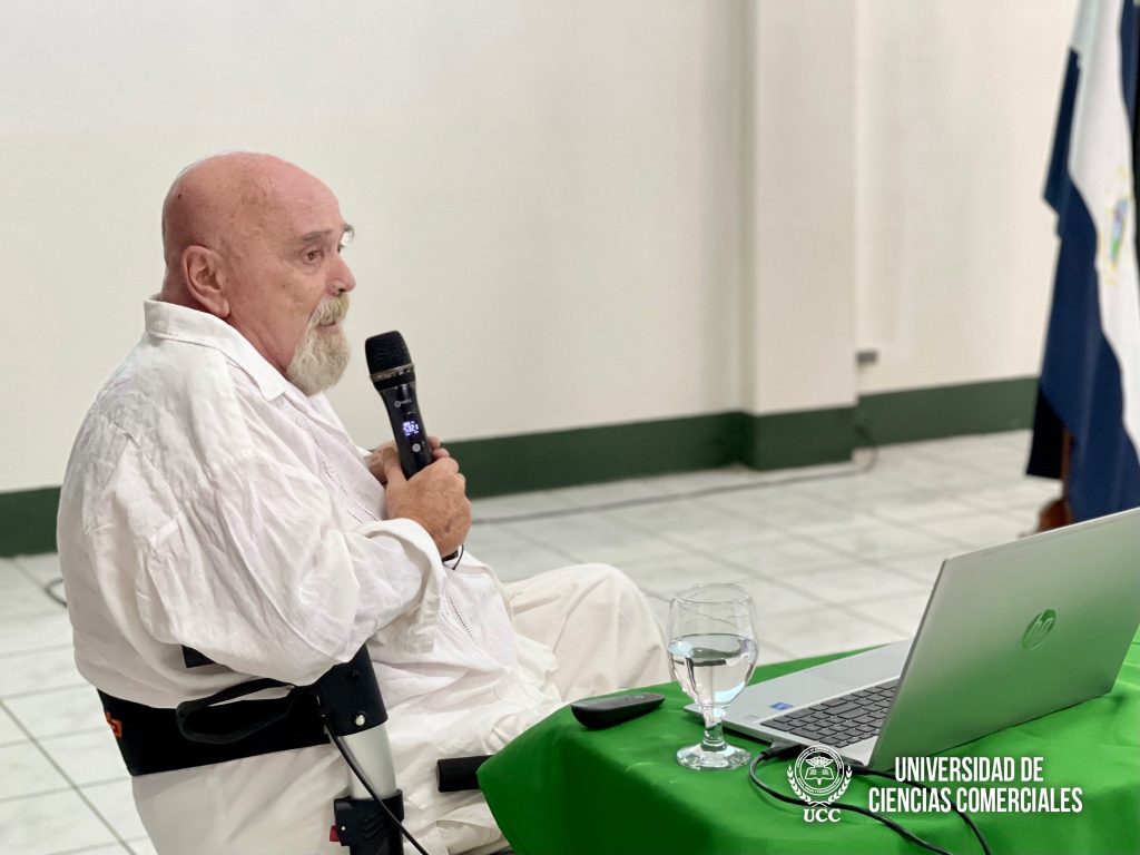 Veterinario Enrique Rimbaud durante la Lección Inaugural en la Universidad de Ciencias Comerciales
