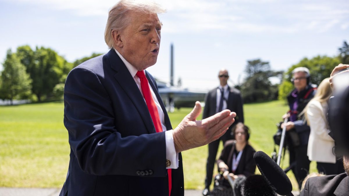 El presidente estadounidense, Donald Trump, habla con los periodistas al salir de la Casa Blanca rumbo a Florida en Washington, DC, EE. UU., el 1 de mayo de 2026. EFE/EPA