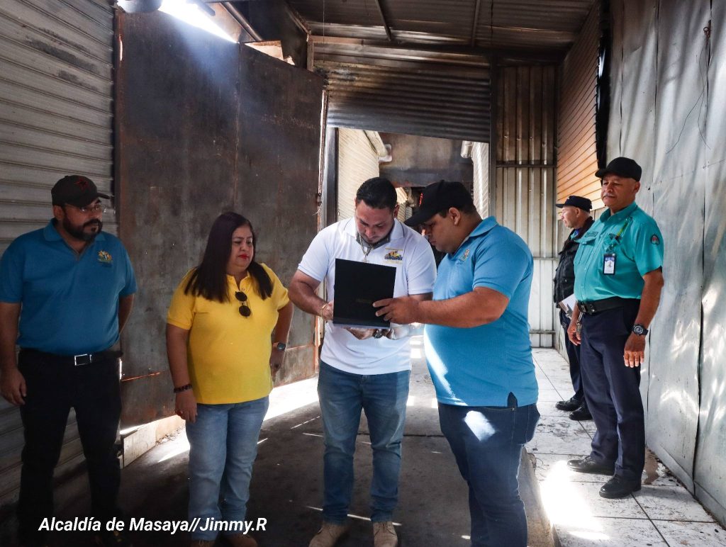 Alcaldesa de Masaya, Janina Noguera, haciendo entrega de sitio a la empresa Constructora Romali Sociedad Anónima. Foto: Tomada de la Alcaldía de Masaya.
