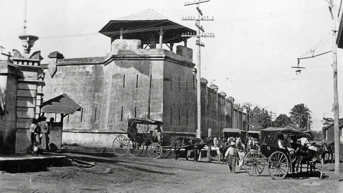 Una imagen de inicios del siglo XX donde se observa el torreón norte de la fortaleza El Hormiguero; a la par, las berlinas o coches que fueron el transporte selectivo de la época. LA PRENSA / ARCHIVO REDES