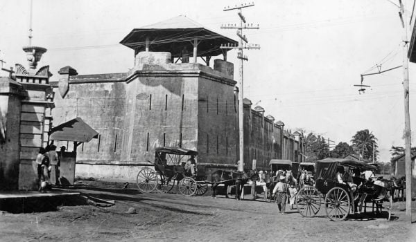 Una imagen de inicios del siglo XX donde se observa el torreón norte de la fortaleza El Hormiguero; a la par, las berlinas o coches que fueron el transporte selectivo de la época. LA PRENSA / ARCHIVO REDES