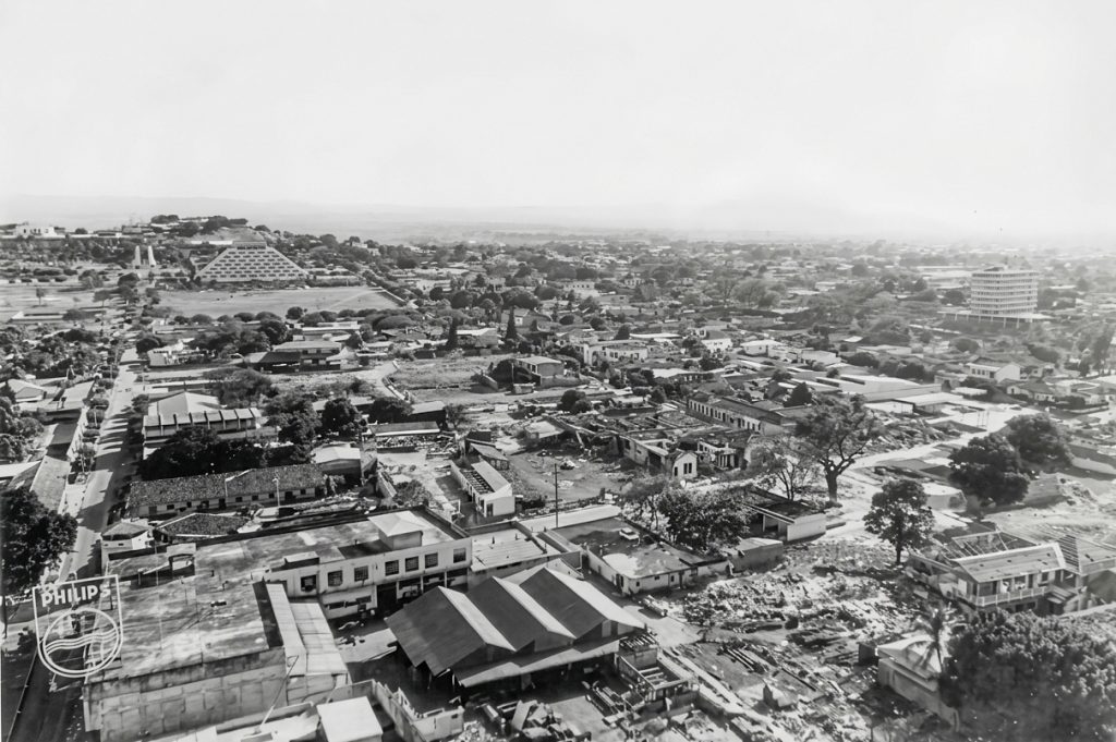 Los daños del terremoto de 1972 fueron devastadores. En la imagen, la avenida Bolívar y la Roosevelt; al lado izquierdo se observa El Hormiguero. LA PRENSA / ARCHIVO REDES