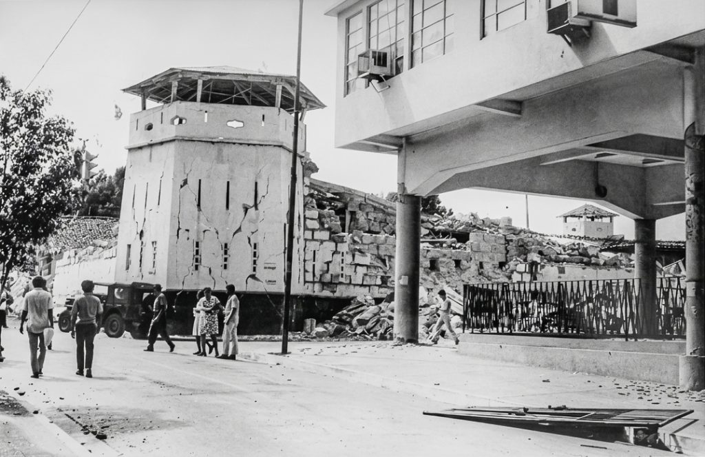 Los muros perimetrales de El Hormiguero cayeron, provocando la muerte de presos y carceleros. Las oficinas del costado sur quedaron en pie, pero severamente dañadas. LA PRENSA / ARCHIVO