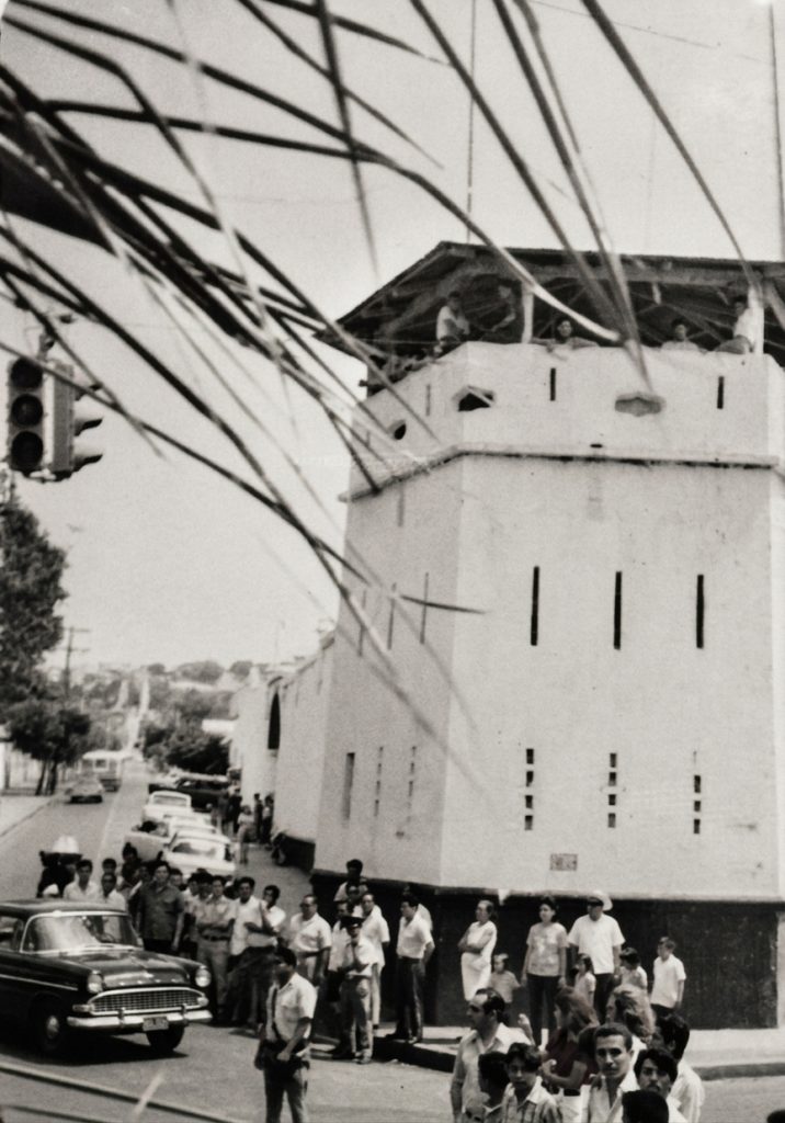 Una toma de la esquina norte de El Hormiguero, con uno de sus dos torreones. Se observa la Avenida Roosevelt, convertida luego en una vía peatonal, pero ocupada por el Ejército de Nicaragua, convirtiendo el sitio histórico en una zona militarizada y restringida. LA PRENSA / ARCHIVO REDES