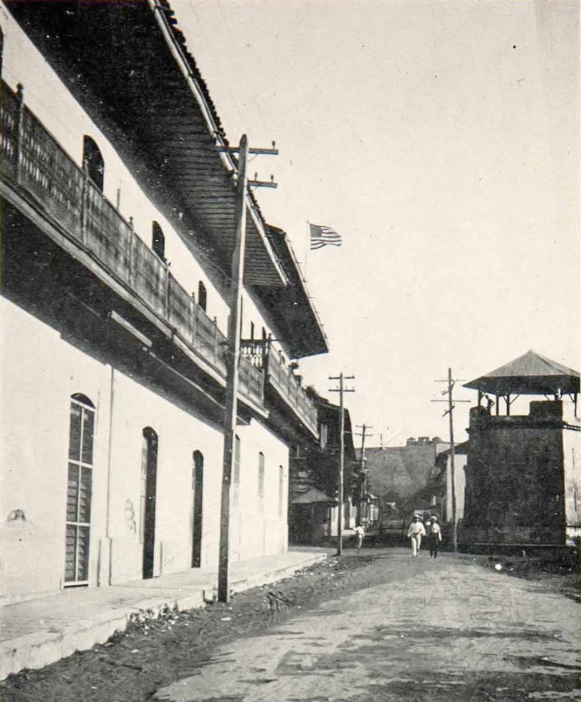 La misma perspectiva de norte a sur donde se observa El Hormiguero y, al lado izquierdo, ondea la bandera de los Estados Unidos dentro del Palacio de Campo de Marte, al fondo la fortaleza La Loma en Tiscapa. LA PRENSA / ARCHIVO REDES