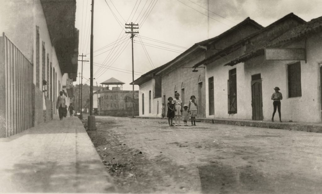 Perspectiva de norte a sur de la principal calle de Managua, conocida como la Avenida del Campo, llamada así por el Campo de Marte. Al fondo, la fortaleza El Hormiguero con su torreón norte. LA PRENSA / ARCHIVO REDES