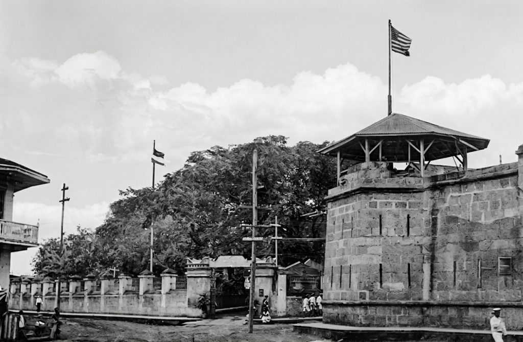 El Hormiguero ondeando la bandera de los Estados Unidos durante la ocupación yanqui; a la izquierda, el Palacio del Campo de Marte. LA PRENSA / ARCHIVO REDES