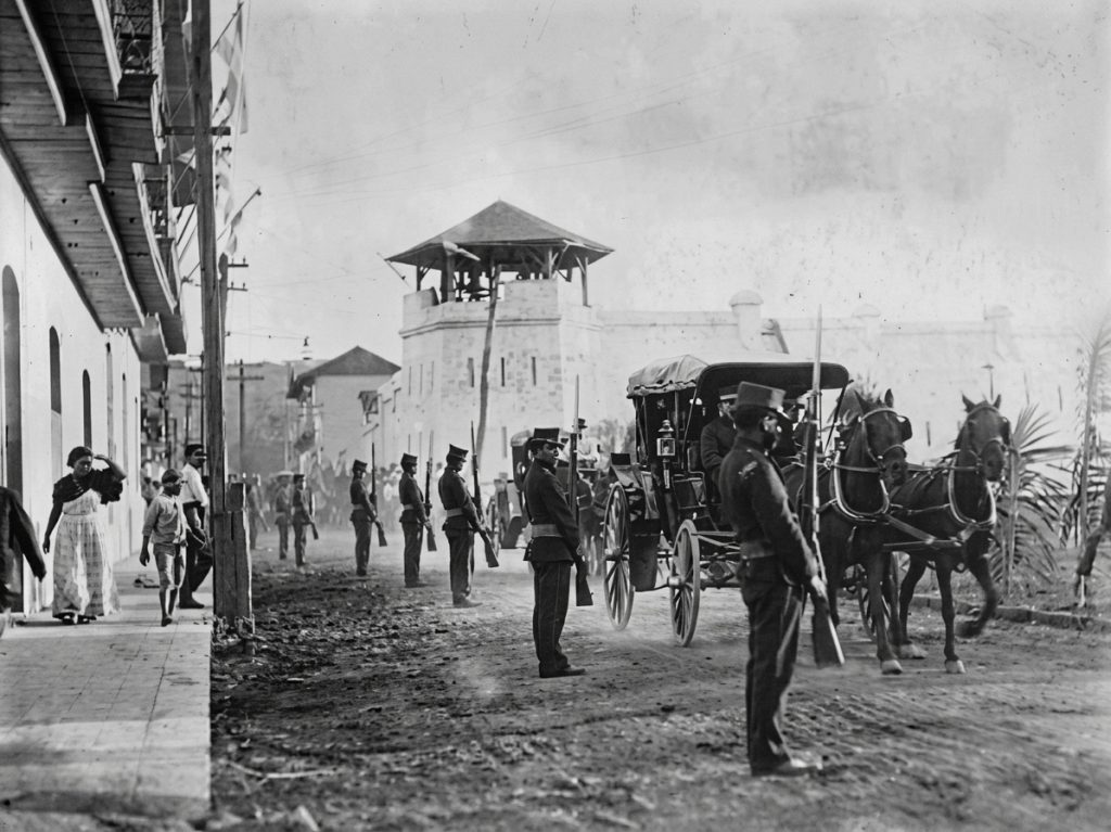 Soldados de la Guardia Nacional durante un pase de revista en las calles polvorientas de la vieja Managua, en la Avenida del Campo, que luego se convirtió en la Avenida Roosevelt. LA PRENSA / ARCHIVO REDES
