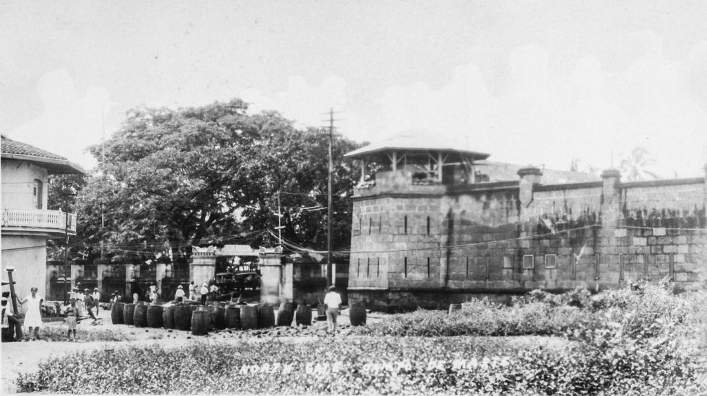 Barriles con pólvora del ejército de ocupación para ser almacenados en El Hormiguero. A la derecha, el Palacio del Campo de Marte. LA PRENSA / WILIAM EDWAR PLOCHARSKY