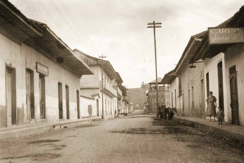 La Avenida del Campo de norte a sur, con El Hormiguero a la derecha. LA PRENSA / ARCHIVO REDES