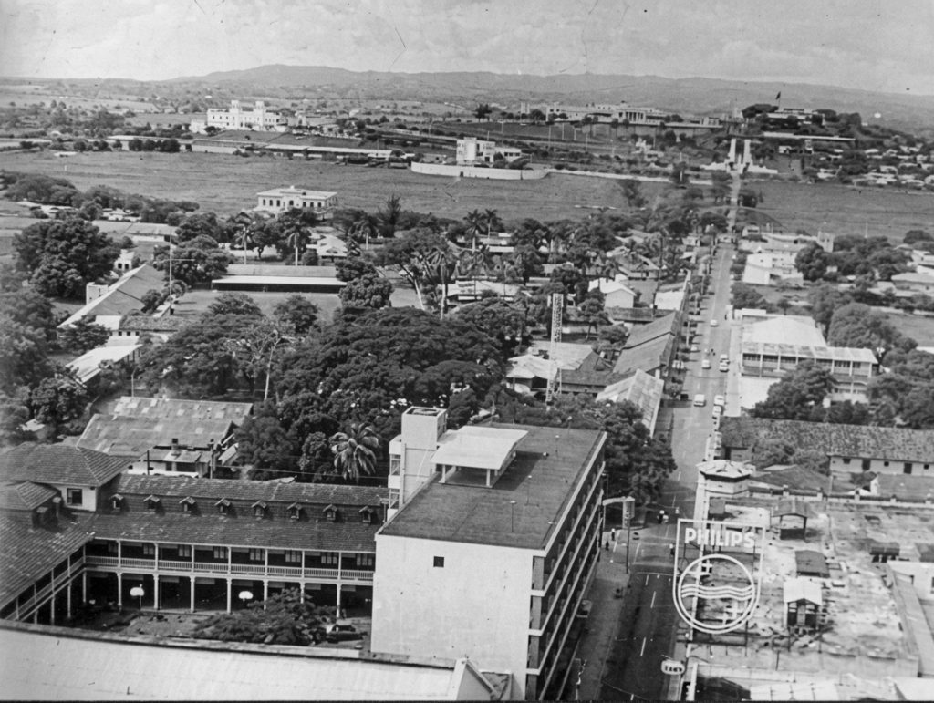 Una fotografía aérea de mediados de los años cincuenta donde se observa, después del rótulo de Philips, la cárcel de El Hormiguero sobre la Avenida Roosevelt. LA PRENSA / ARCHIVO REDES