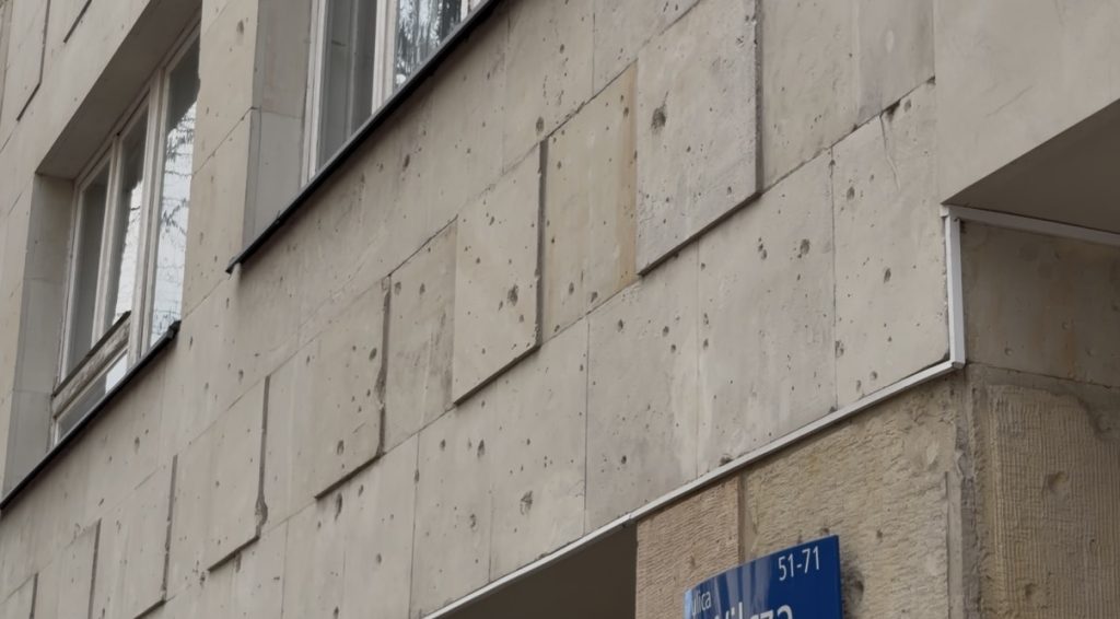 Marcas de bala que aún permanecen en los edificios de la Segunda Guerra Mundial en la parte moderna de Varsovia. Foto: Lucía Alonso

