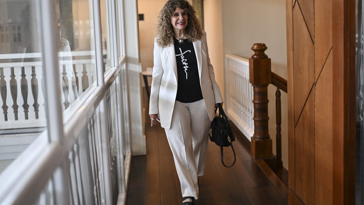 La escritora nicaragüense Gioconda Belli posa antes de una entrevista con la AFP en un hotel de Ciudad de Panamá el 20 de mayo de 2026. (Foto de MARTIN BERNETTI / AFP)