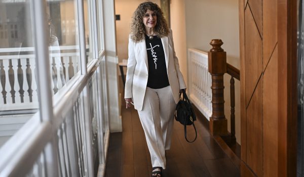 La escritora nicaragüense Gioconda Belli posa antes de una entrevista con la AFP en un hotel de Ciudad de Panamá el 20 de mayo de 2026. (Foto de MARTIN BERNETTI / AFP)